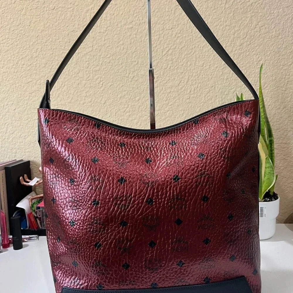 MCM Metallic Hobo - Picture 2 of 11